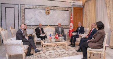 Le secrétaire d'État aux Affaires étrangères et l'ambassadeur des États-Unis en Tunisie.