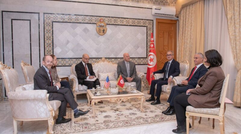 Le secrétaire d'État aux Affaires étrangères et l'ambassadeur des États-Unis en Tunisie.