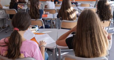 Les téléphones portables seront interdits au lycée dès la rentrée.