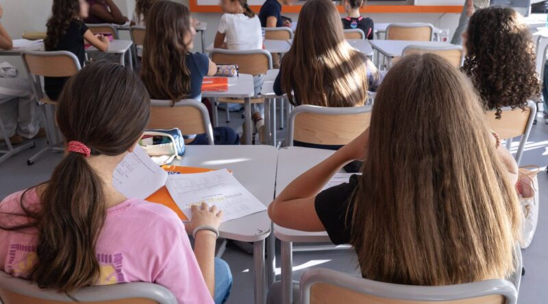 Les téléphones portables seront interdits au lycée dès la rentrée.