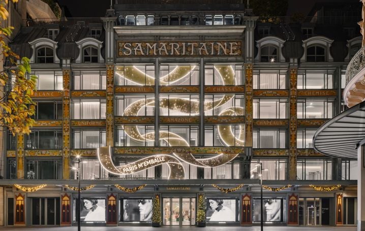 A la Samaritaine, un ruban géant recouvre le magasin en souvenir d'une banderole déployée il y a 40 ans.