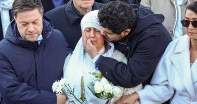 Marseille : La mère de Mehdi Kessaci crie sa douleur lors de la marche blanche.