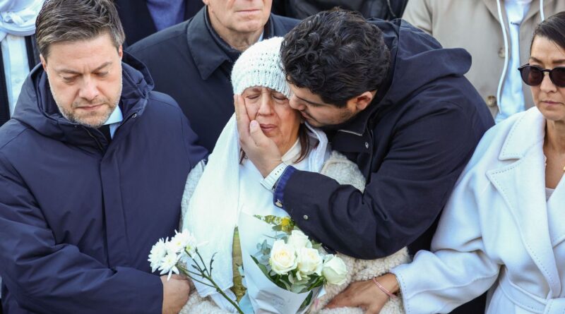 Marseille : La mère de Mehdi Kessaci crie sa douleur lors de la marche blanche.