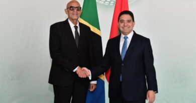 Nasser Bourita accueille le président de l'Assemblée nationale de Tanzanie.