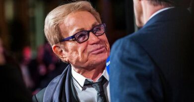 Orlando défend le geste affectueux sur la statue de Dalida.