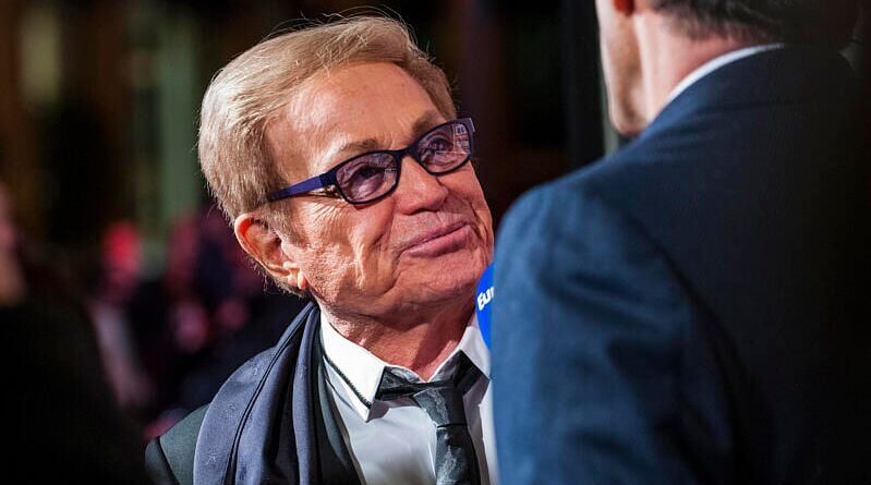 Orlando défend le geste affectueux sur la statue de Dalida.