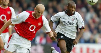 Pascal Cygan offre un maillot d'Arsenal à Zohran Mamdani.