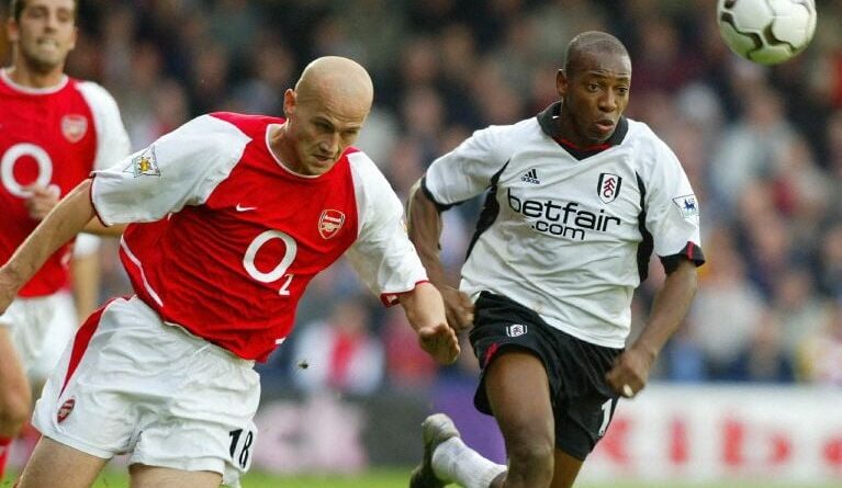 Pascal Cygan offre un maillot d'Arsenal à Zohran Mamdani.