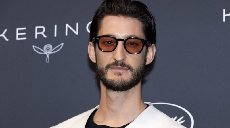 Pierre Niney filme ses propositions en plein tournage : « Un café », « du champagne »…