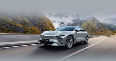 Porsche et 1700 km d’autonomie : cette voiture électrique chinoise impressionne l’Europe.