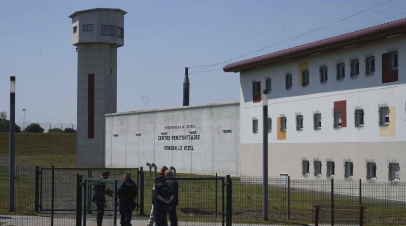 Prison : Qui ne décide pas des permissions de sortie des détenus ?