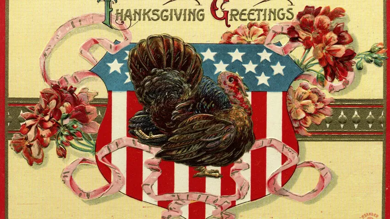 Carte postale représentant une dinde sur un écusson orné du drapeau américain, avec l’inscription « Meilleurs vœux pour Thanksgiving ». Non datée.