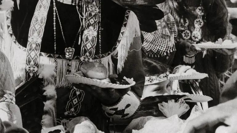 Le 27 novembre 1969, les Indiens qui occupaient Alcatraz festoyaient avec de la dinde et ses accompagnements pour Thanksgiving, à l’intérieur de l’enceinte de barbelés de l’ancienne prison, derrière laquelle se trouvaient les murs. Au premier plan, un jeu