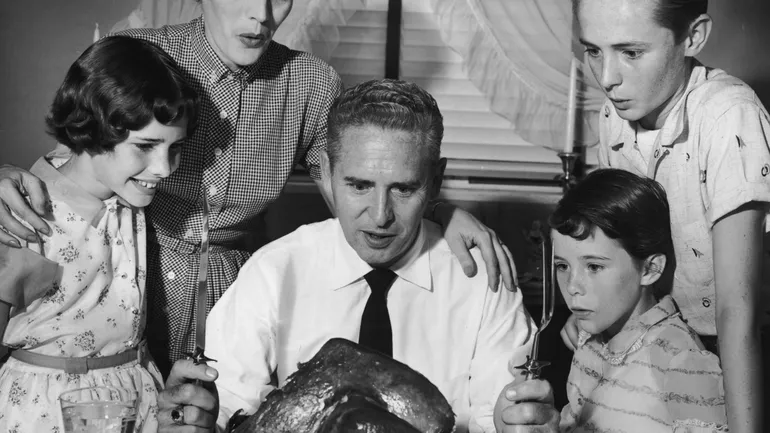 Vers 1955, une famille américaine réunie autour d’une table de Thanksgiving.