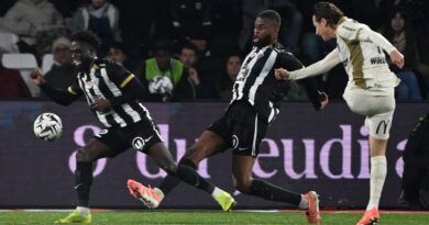 Thauvin mène Lens au sommet de la L1, 20 ans après