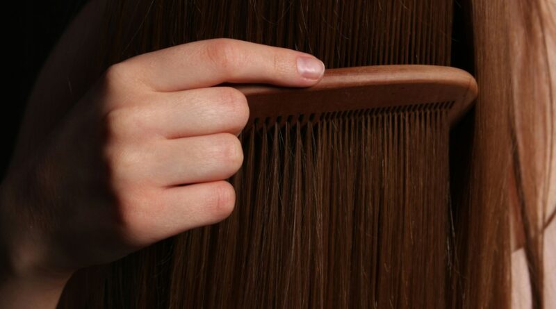 Trois gestes à ne pas faire pour éviter la casse des cheveux cet hiver