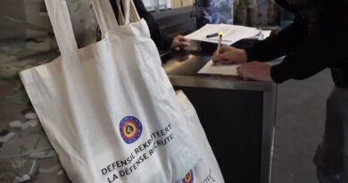 Une centaine de jeunes présents à la réunion sur le service militaire volontaire à Liège.