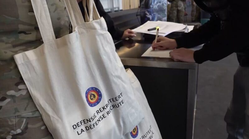 Une centaine de jeunes présents à la réunion sur le service militaire volontaire à Liège.