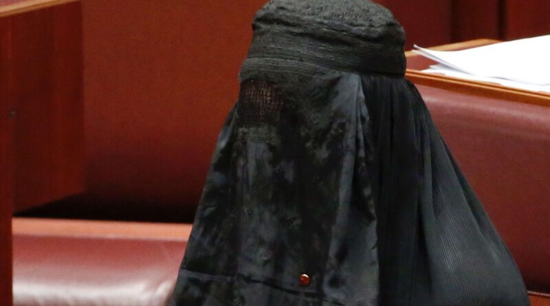 Une sénatrice d'extrême droite ne vient pas sans burqa au Parlement australien.