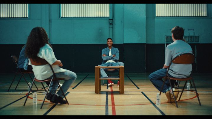Raphaël Varane en discussion avec deux jeunes dans le film"Têtes plongeantes".