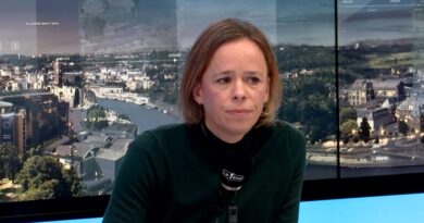 Vote du budget à la Chambre : Caroline Désir dénonce des économies sur la classe moyenne.