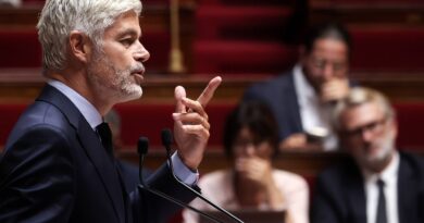 Wauquiez présente une loi pour interdire le voile aux mineures en public.