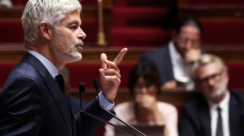 Wauquiez présente une loi pour interdire le voile aux mineures en public.