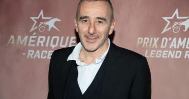 «Â Câest Ã  vomirÂ Â»Â : Élie Semoun choque par les réseaux sociaux.