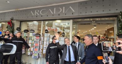 À Marseille, les partisans de Nicolas Sarkozy veulent leur dédicace.