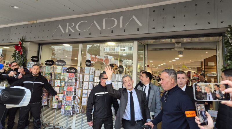 À Marseille, les partisans de Nicolas Sarkozy veulent leur dédicace.