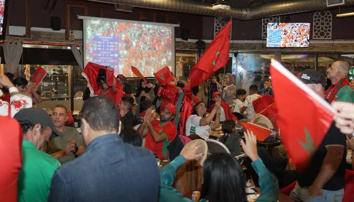 À Paris, la diaspora marocaine vibre dans les gradins.