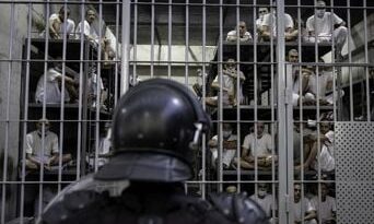 Accusé de tortures, ce président menace de libérer des prisonniers.