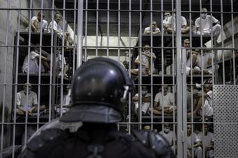 Accusé de tortures, ce président menace de libérer des prisonniers.