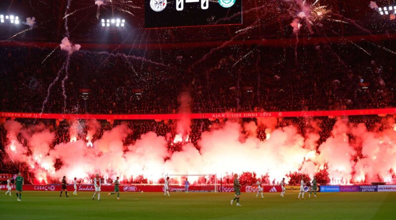 Ajax - Groningen : L'hommage à un supporter décédé n'a pas empêché le chaos, match reporté