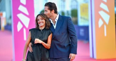 Alexandre Kominek défend Florence Foresti contre des critiques d'âge.