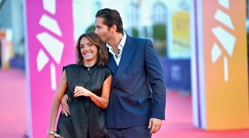 Alexandre Kominek défend Florence Foresti contre des critiques d'âge.