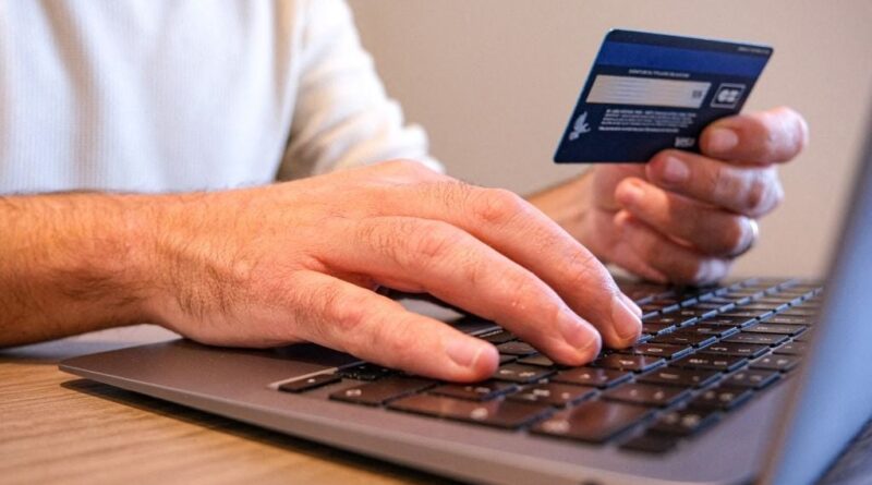 Arnaques en ligne : nouvelles menaces à éviter pendant les fêtes