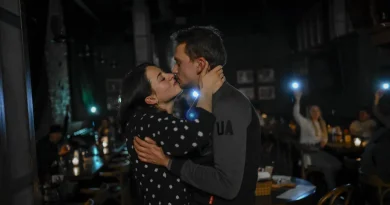 Arnaud De Decker raconte la vie des Ukrainiens en guerre, malgré les bombes.