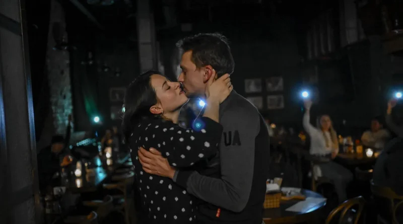 Arnaud De Decker raconte la vie des Ukrainiens en guerre, malgré les bombes.