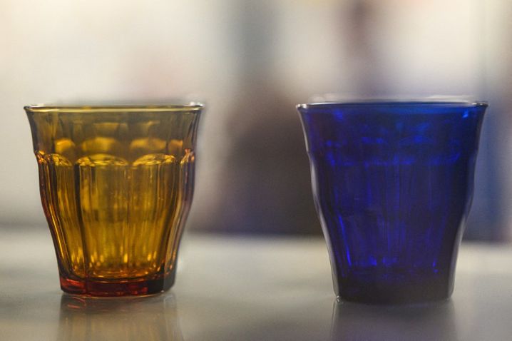 La cantine de La Roche-Jaudy a abandonné les traditionnels verres en verre, jugés trop bruyants.