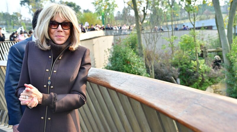 Brigitte Macron traite de « sales connes » des féministes ayant perturbé Ary Abittan