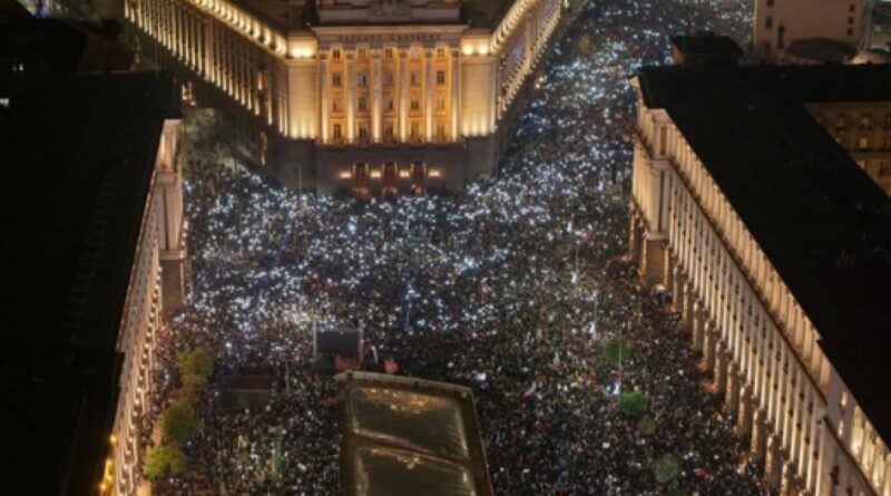 Bulgarie : des dizaines de milliers de manifestants réclament le départ du gouvernement