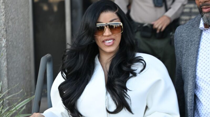 Cardi B et Stefon Diggs au yoga post-natal ensemble