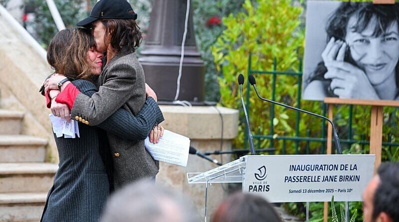 Charlotte Gainsbourg et Lou Doillon émues à l'inauguration d'une passerelle hommage à leur mère