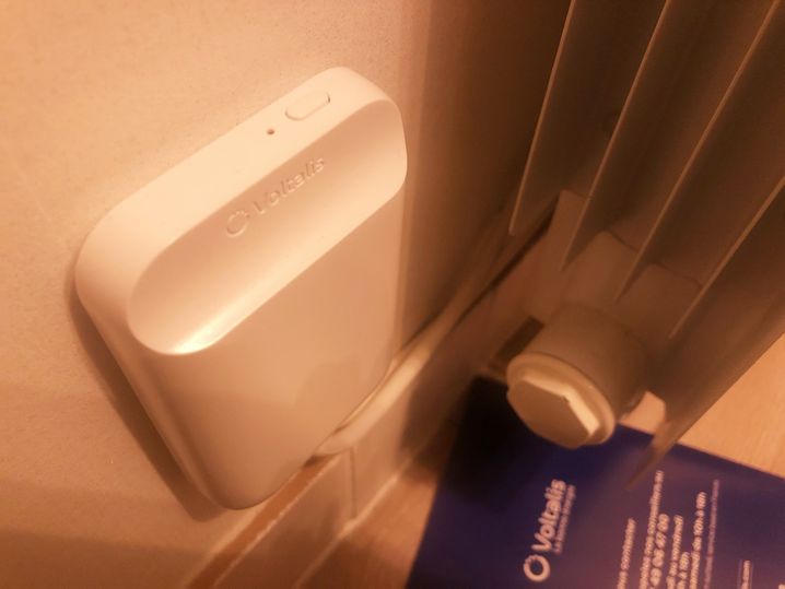 La société Voltalis propose des thermostats connectés à installer sur les radiateurs, afin de les piloter depuis une application.
