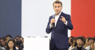 Chine : Emmanuel Macron s'illustre dans un sprint devant une immense foule