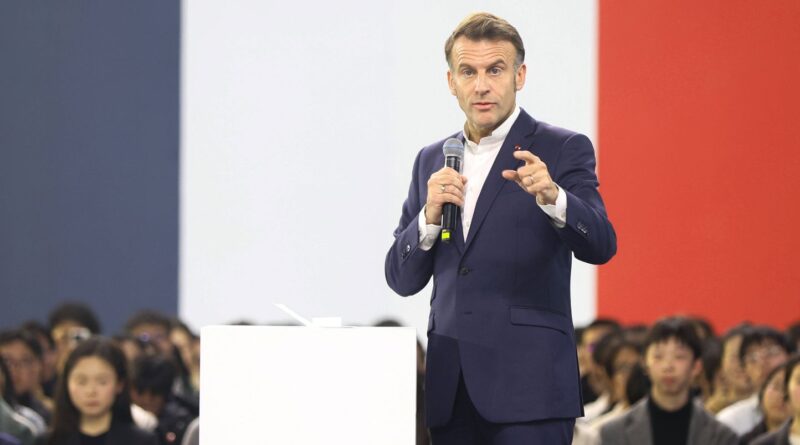 Chine : Emmanuel Macron s'illustre dans un sprint devant une immense foule