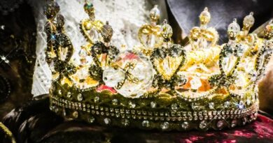 Chine : Un enfant fait tomber une couronne d'or de 270.000 euros.