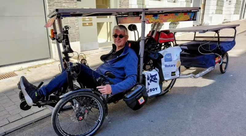 Claude, le cycliste audacieux, traverse la Russie, le Kazakhstan et la Chine.