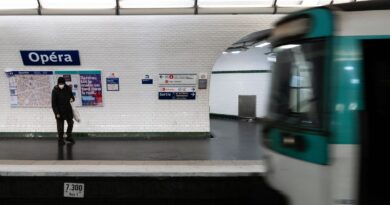 Condamné et sous mandat de recherche : le suspect des trois femmes poignardées dans le métro.